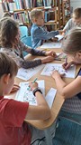 dzieci wykonują pracę plastyczną