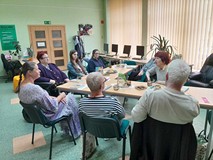 uczestnicy dyskutują o książce