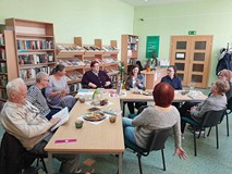 uczestnicy dyskutują o książce