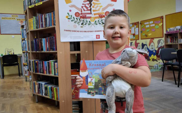Chłopiec pokazuje książkę z projektu 