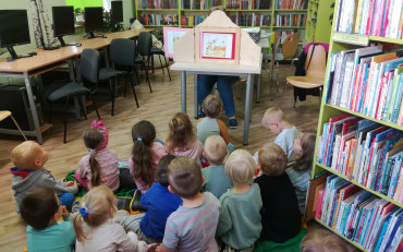 Słoneczka z Przedszkola 21 słuchają bajki