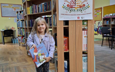 Dziewczynka pokazuje książkę z projektu 