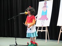 Recytatorka w czasie konkursu dla przedszkolaków