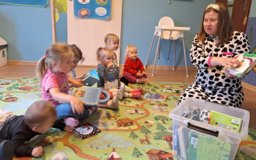 bibliotekarka czyta opowiadanie dzeciom