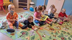 dzieci oglądają książki