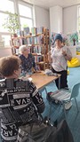 pani pozuje do zdjęcia z własnoręcznie wykonaną czapką