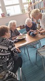 panie rozmawiają o technikach rękodzielniczych