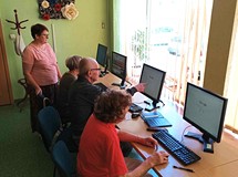 uczestniczy ćwiczą przy komputerach