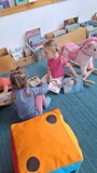dziewczynki oglądają książkę