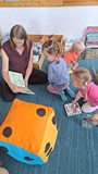 mama czyta dzieciom książkę