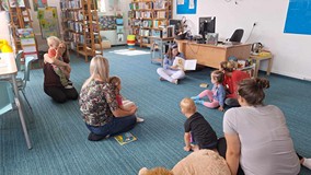 bibliotekarka czyta opowiadanie dzeciom