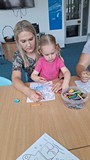 dziewczynka z mamą wykonują pracę plastyczną