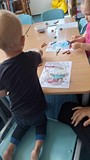 chłopiec wykonuje pracę plastyczną