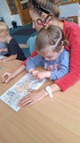 dziewczynka z mamą wykonują pracę plastyczną