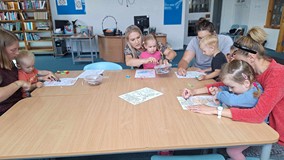 dzieci wykonują pracę plastyczną