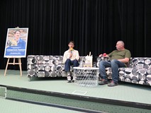 Grzegorz Piątek (po lewej) i prowadzący Piotr Pawłowsk na scenie KBP.