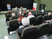 Widok na widownię i scenę w sali kinowej KBP.