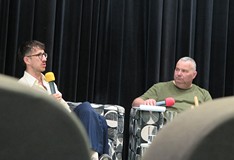 Grzegorz Piątek (po lewej) i prowadzący Piotr Pawłowsk na scenie KBP.