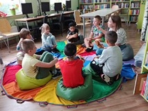 Dzieci podczas rozmowy z panią Beatą Piwar