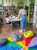 Dzieci z panią Beatą Piwar podczas wykonywania „potworków odwagi”