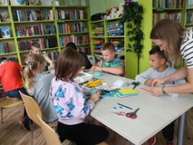 Dzieci podczas zajęć plastycznych