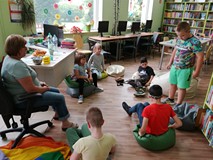 Dzieci z panią Anią podczas „cukierkowej zabawy”