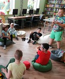 Dzieci podczas „cukierkowej zabawy”
