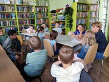 Dzieci z panią Anią podczas gry w „Gorącego ziemniaka”