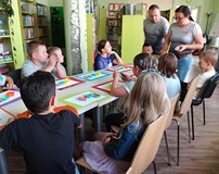 Pani Kinga i pan Tomek z uczestnikami przygotowują warsztat do wykonania mydeł