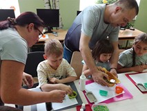 Pani Kinga i pan Tomek uczą wyrobu mydła
