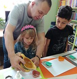 Pan Tomek pomaga dziewczynce w wyrobie mydełka