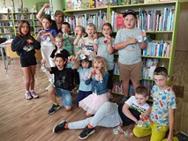 Grupa z wykonanymi przez siebie mydełkami