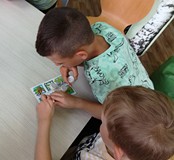 Chłopcy podczas gry w „zapachowe memory”