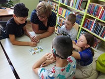 Pani Ania z dziećmi podczas gry w „zapachowe memory”