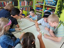 Dzieci podczas gry w „zapachowe memory”