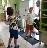 Chłopcy podczas sesji zdjęciowej