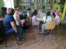 Uczestnicy słuchają policjantki