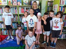 Całą grupa z panią policjantką