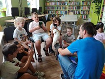 Pan Dawid z białą sową płomykówką wśród dzieci