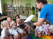 Pan Dawid z białą sową płomykówką wśród dzieci