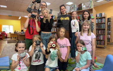 Wspólne zdjęcie uczestnicy zajęć z animatorem oraz bibliotekarką