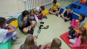 Warsztaty z fotografii-dzieci oglądają aparaty