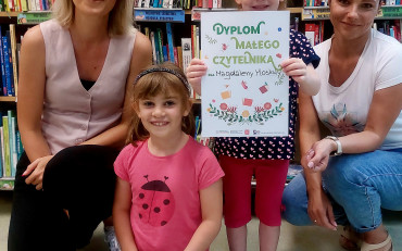 Zdjcie dziewczynki z dyplomem