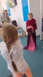 dzieci robią sobie wspólne zdjęcie