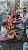 prowadzący pokazuje dzieciom sowę