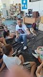 prowadzący pokazuje dzieciom sowę