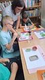 dzieci wykonują  mydła