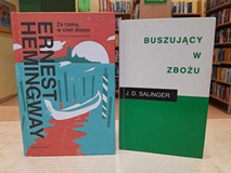 na zdjęciu książki