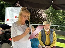 Krystyna Pilecka podczas recytacji.