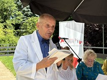 Kazimierz Gałkowski podczas recytacji.